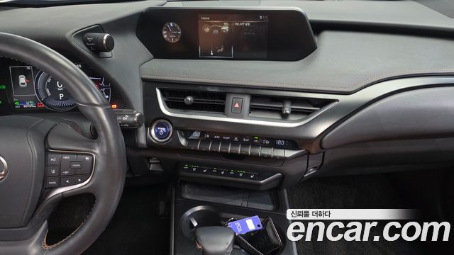 Lexus UX 2019 — photo 21