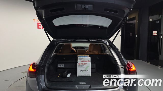 Lexus UX 2019 — photo 26
