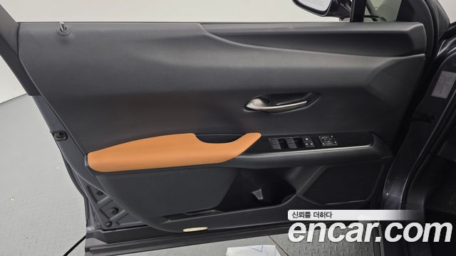 Lexus UX 2019 — photo 14