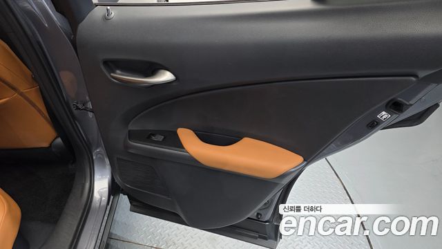 Lexus UX 2019 — photo 15