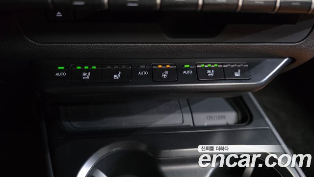 Lexus UX 2019 — photo 28