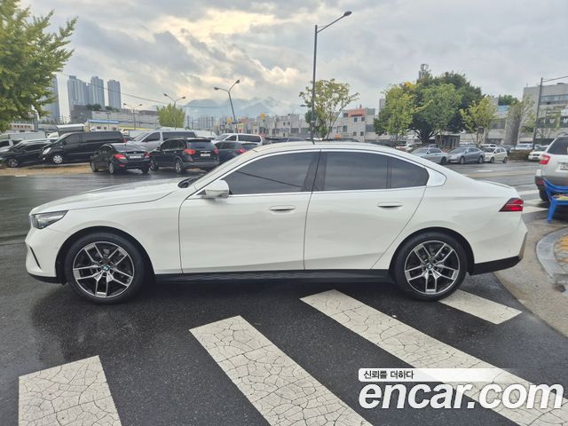 BMW 5-Series 2024 — photo 8