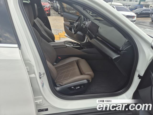 BMW 5-Series 2024 — photo 17