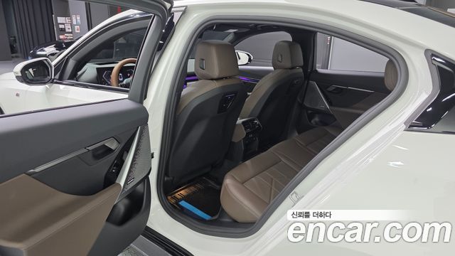 BMW 5-Series 2025 — photo 16