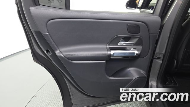 Mercedes-Benz EQB 2023 — photo 15