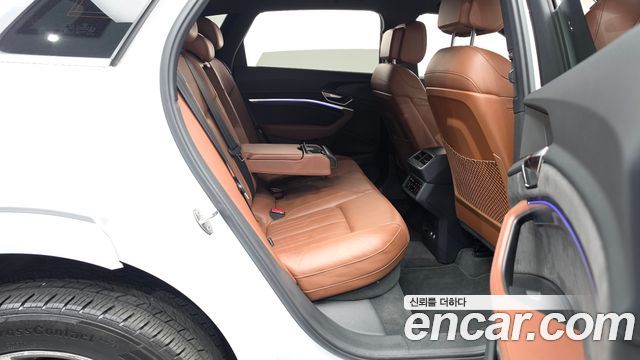 Audi e-tron 2020 — photo 17