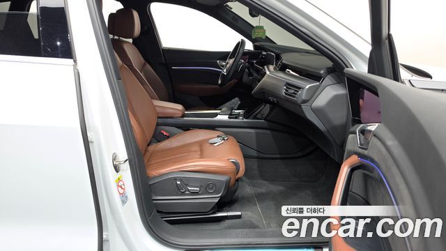 Audi e-tron 2020 — photo 16