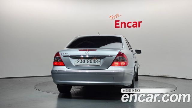Mercedes-Benz E-Class 2008 — photo 4
