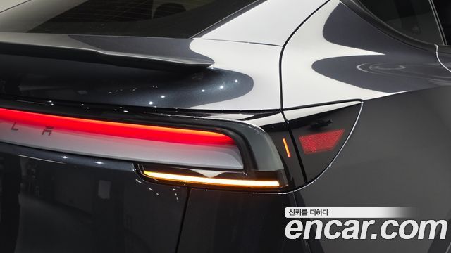 Tesla Model Y 2025 — photo 8