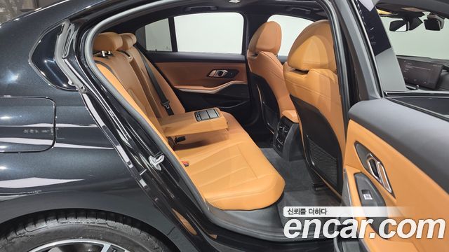 BMW 3-Series 2023 — photo 17