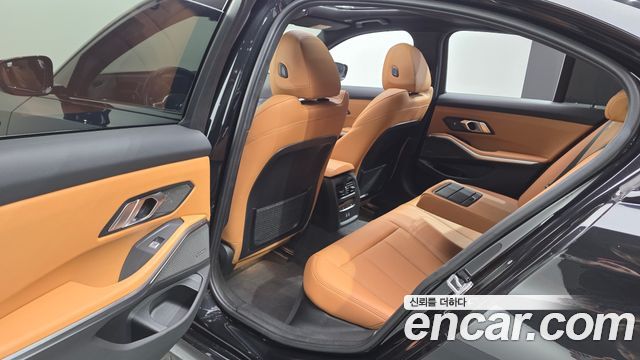 BMW 3-Series 2023 — photo 18