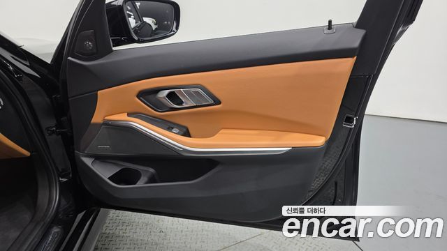 BMW 3-Series 2023 — photo 14