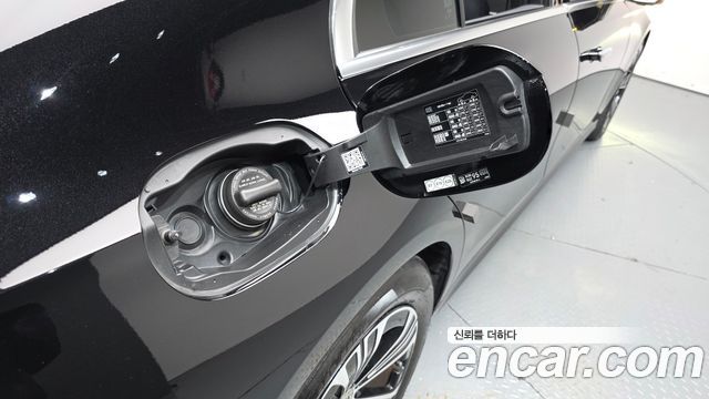Mercedes-Benz E-Class 2025 — photo 34