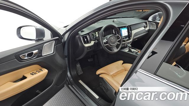 Volvo XC60 2019 — photo 11