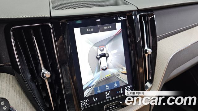 Volvo XC60 2019 — photo 16