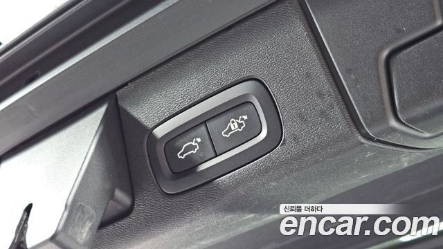 Volvo XC60 2019 — photo 20
