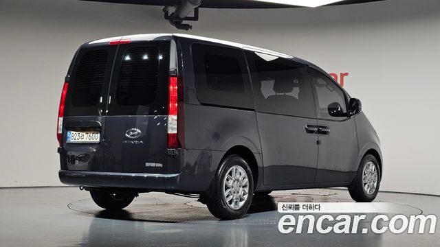 Hyundai Staria 2022 — photo 2
