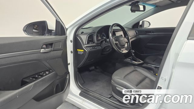 Hyundai AVANTE 2018 — photo 13