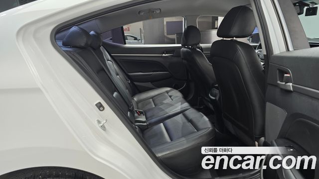 Hyundai AVANTE 2018 — photo 17