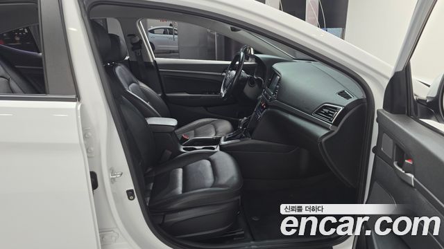 Hyundai AVANTE 2018 — photo 16