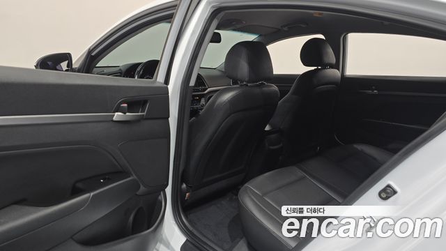 Hyundai AVANTE 2018 — photo 27