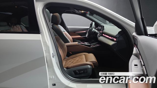 BMW 5-Series 2025 — photo 16