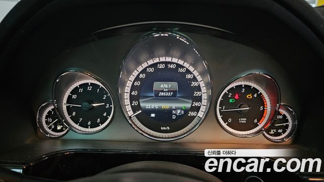 Mercedes-Benz E-Class 2013 — photo 16