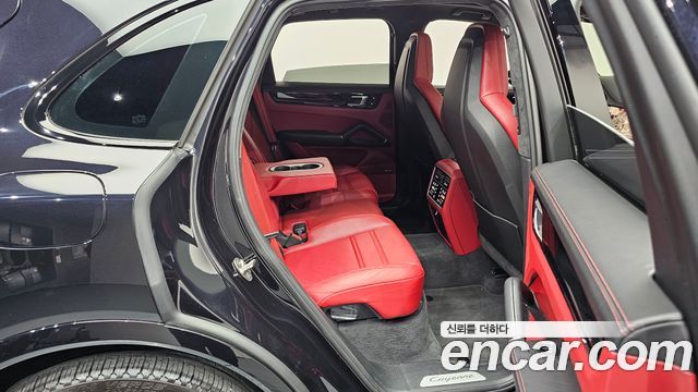 Porsche Cayenne 2021 — photo 17