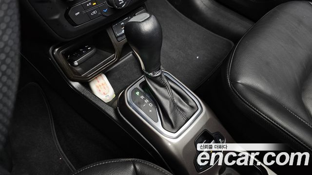 Jeep Renegade 2019 — photo 12