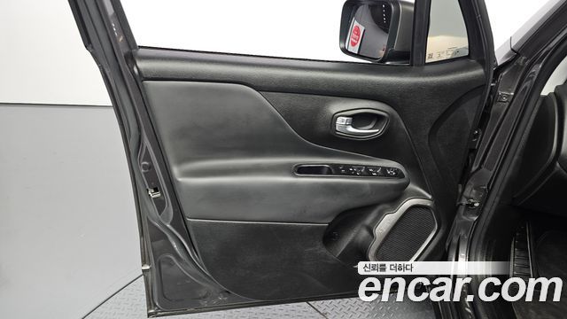 Jeep Renegade 2019 — photo 14