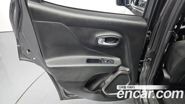Jeep Renegade 2019 — photo 15