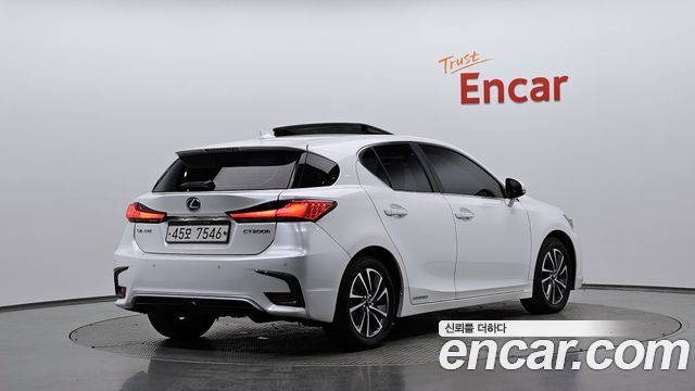 Lexus CT200h 2018 — photo 2