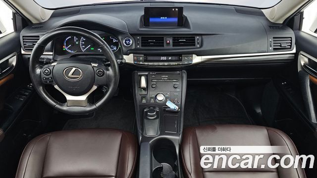 Lexus CT200h 2018 — photo 10