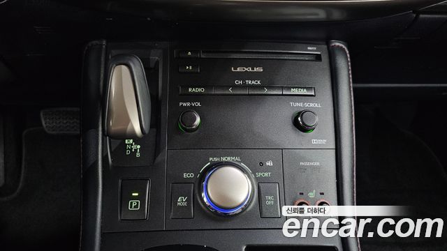 Lexus CT200h 2018 — photo 12