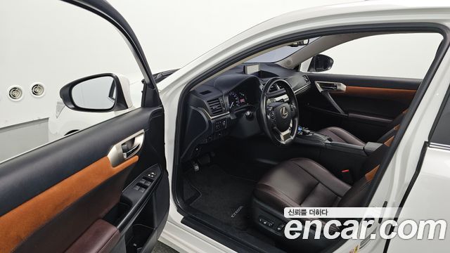 Lexus CT200h 2018 — photo 13