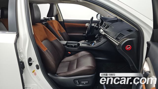 Lexus CT200h 2018 — photo 17