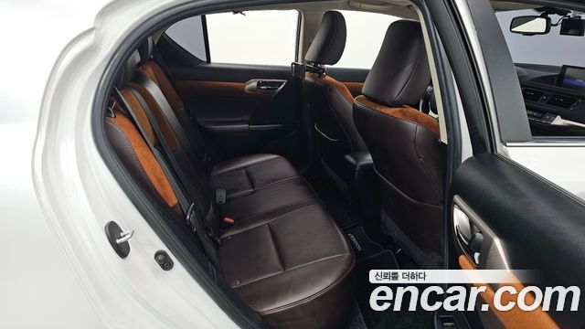 Lexus CT200h 2018 — photo 18