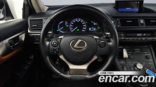 Lexus CT200h 2018 — photo 19
