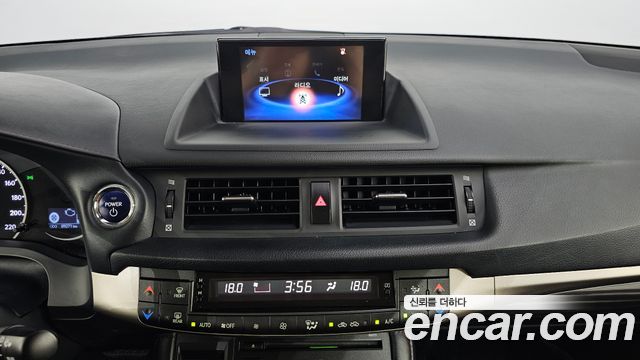 Lexus CT200h 2018 — photo 20