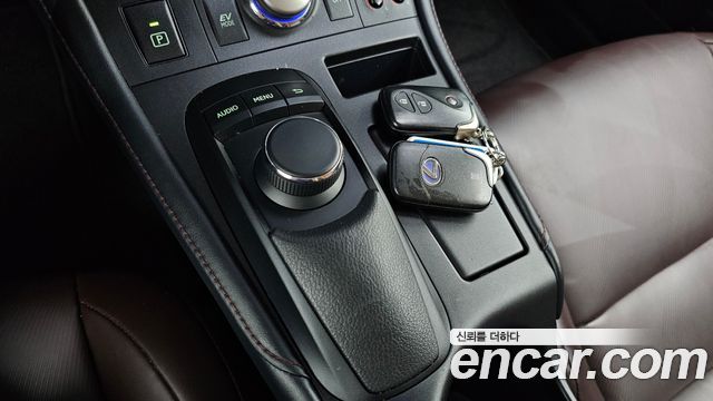 Lexus CT200h 2018 — photo 25