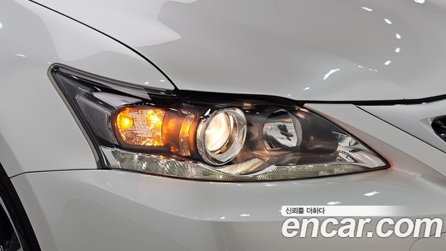 Lexus CT200h 2018 — photo 8