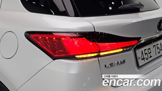 Lexus CT200h 2018 — photo 9