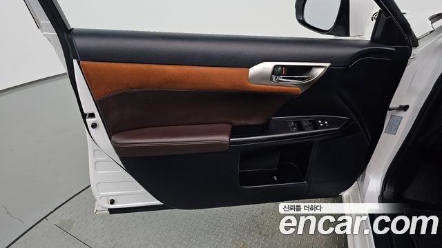 Lexus CT200h 2018 — photo 14