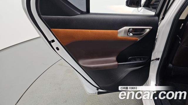 Lexus CT200h 2018 — photo 15