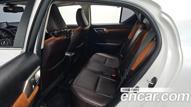 Lexus CT200h 2018 — photo 16