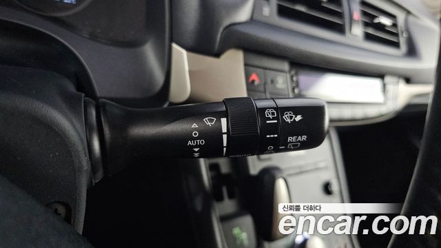 Lexus CT200h 2018 — photo 28