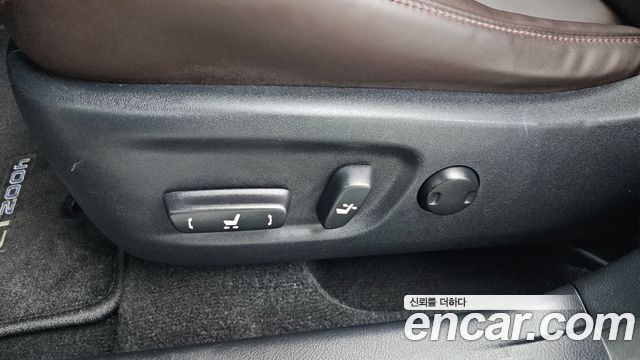 Lexus CT200h 2018 — photo 31