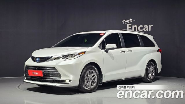 Toyota Sienna 2023 — photo 1