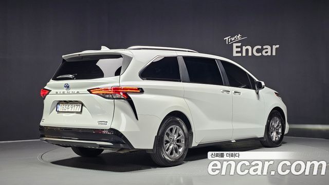 Toyota Sienna 2023 — photo 2