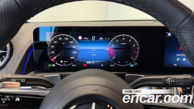 Mercedes-Benz GLB-Class 2026 — photo 13